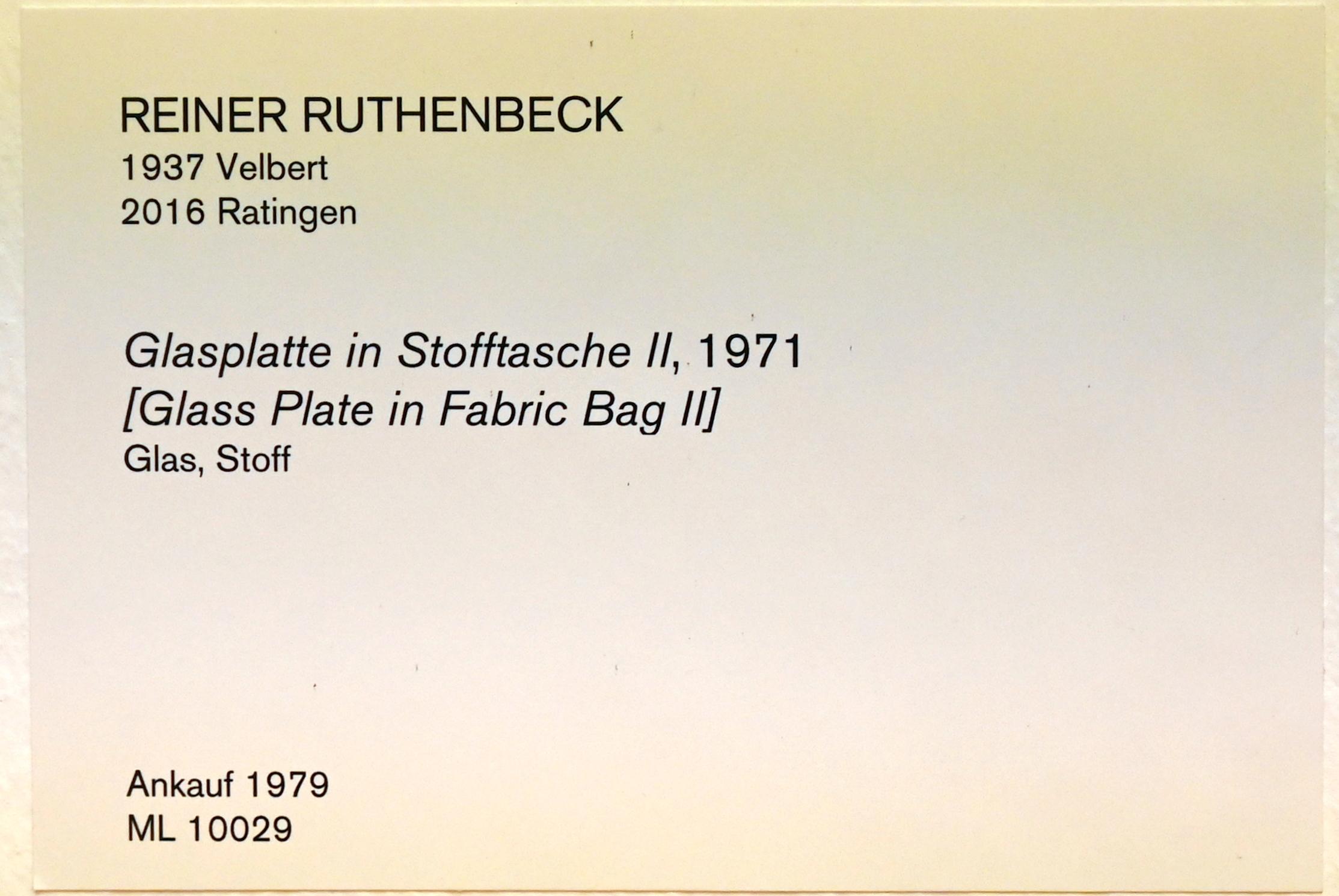 Reiner Ruthenbeck (1968–1972), Glasplatte in Stofftasche II, Köln, Museum Ludwig, 01.40, 1971, Bild 2/2