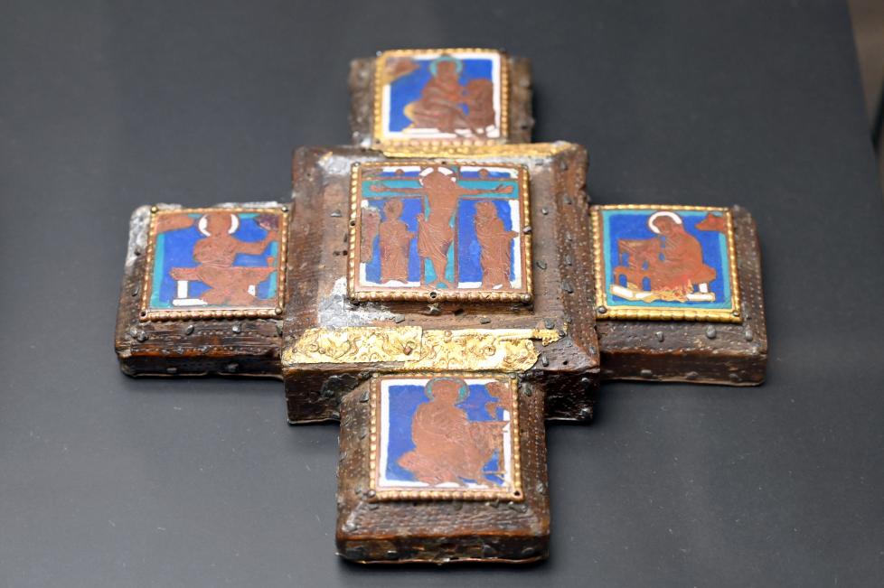 Eilbertus von Köln (Umkreis) (1160), Reliquienkreuz mit Kreuzigungsszene und den vier Evangelisten, Köln, Museum Schnütgen, Saal 9, um 1160, Bild 1/2