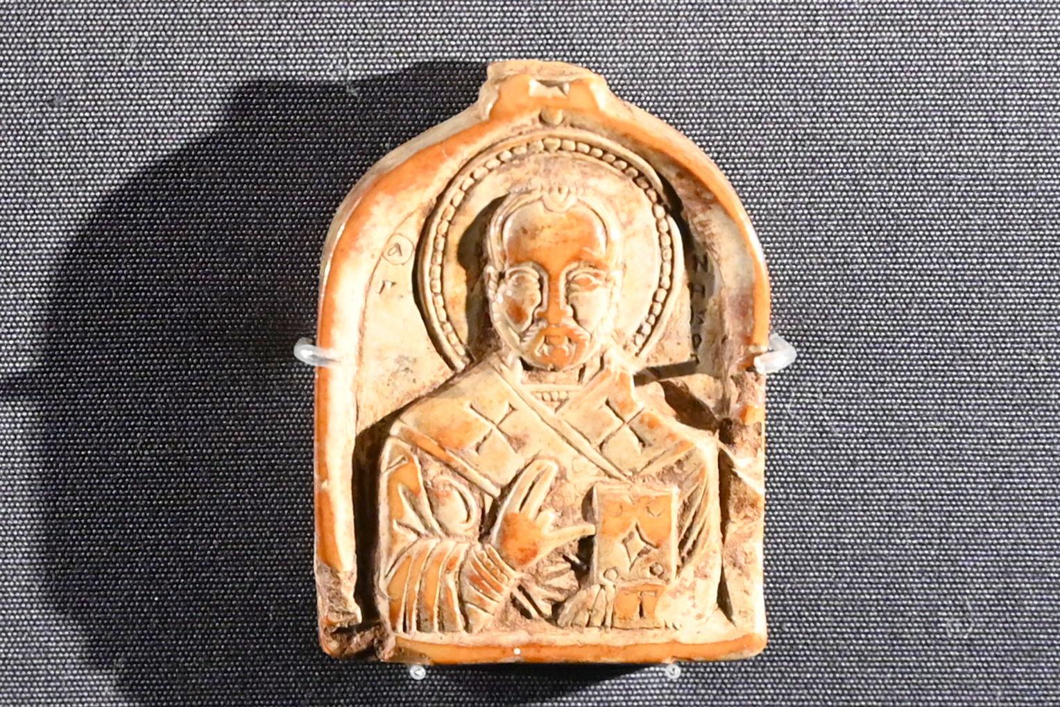 Anhänger mit Brustbild des hl. Nikolaus, Köln, Museum Schnütgen, Saal 11, um 1100–1300, Bild 1/2