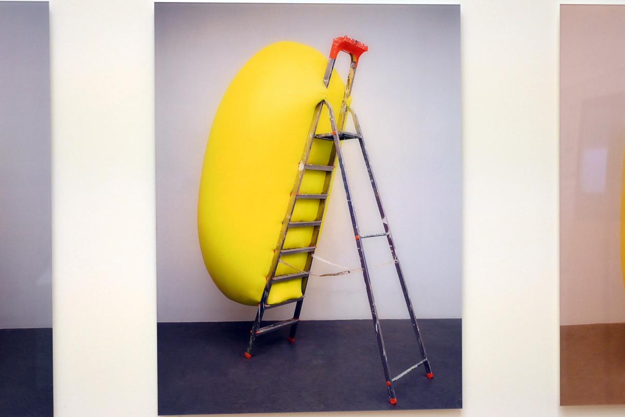 Hans Hemmert (1996–2022), O.T. (Gelbe Skulptur passend zu Leiter), Bonn, Kunstmuseum, Ausstellung "Welt in der Schwebe" vom 24.02. - 19.06.2022, Saal 4, 1998