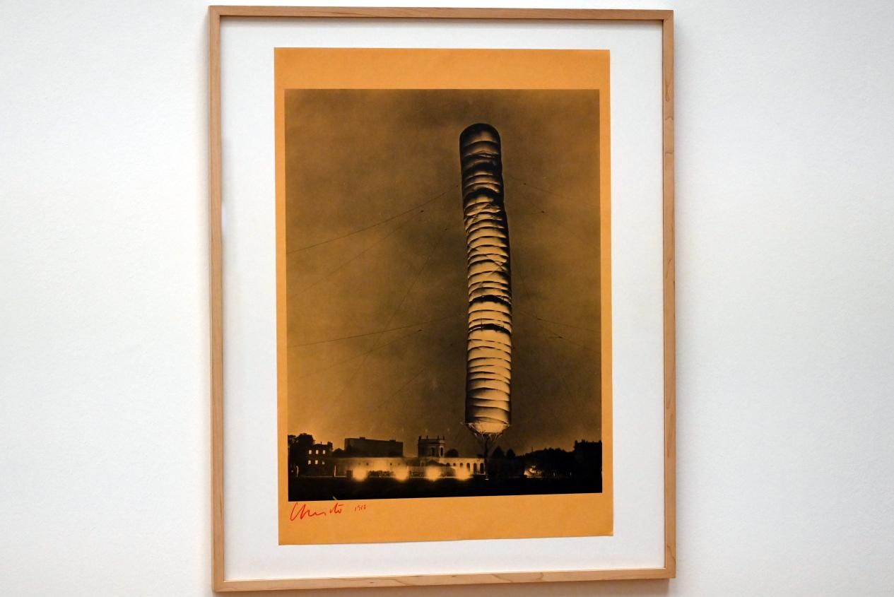 Christo (1961–2019), 5,600 cubicmeter package, Documenta IV, Kassel, 1967-68, Bonn, Kunstmuseum, Ausstellung "Welt in der Schwebe" vom 24.02. - 19.06.2022, Saal 4, 1968