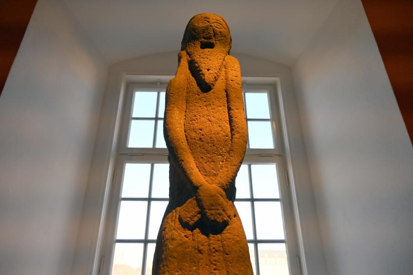 Skulptur eines Bärtigen, sog. Wildberger Mann, Stuttgart, Landesmuseum Württemberg, Kunstkammer, um 1100–1300, Bild 2/5