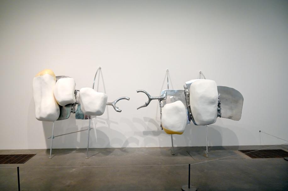 Nairy Baghramian (2016), Schramme am Hals (LL23/24b & LR 26/27/28), London, Tate Gallery of Modern Art (Tate Modern), Materials and Objects 1, 2016