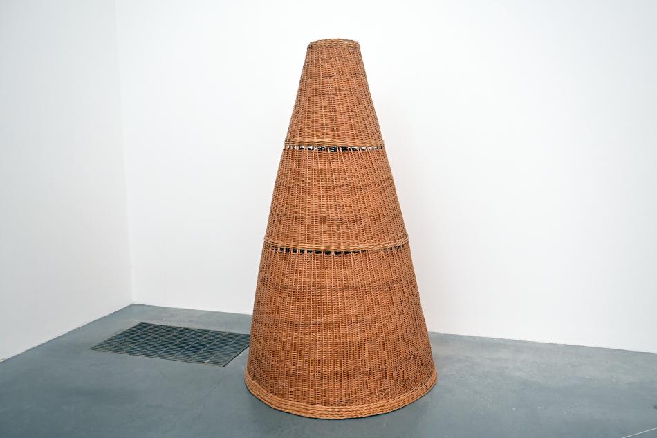 Mario Merz (1967–1982), Kegel, London, Tate Gallery of Modern Art (Tate Modern), Materials and Objects 5, um 1967