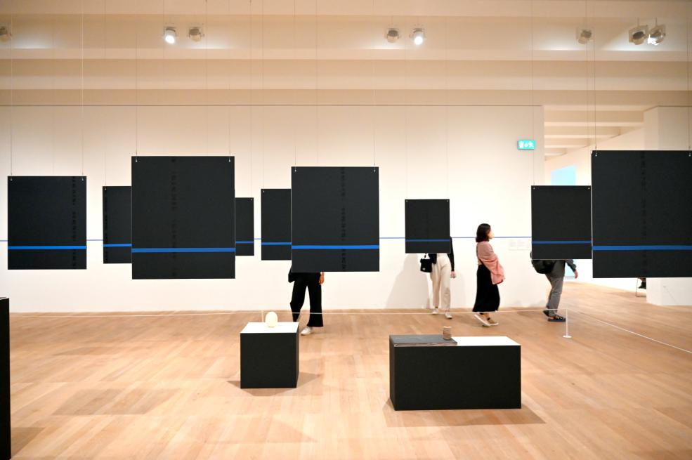 Edward Krasiński (1968–2001), Ohne Titel, London, Tate Gallery of Modern Art (Tate Modern), Performer and Participant 8, 2001, Bild 5/6