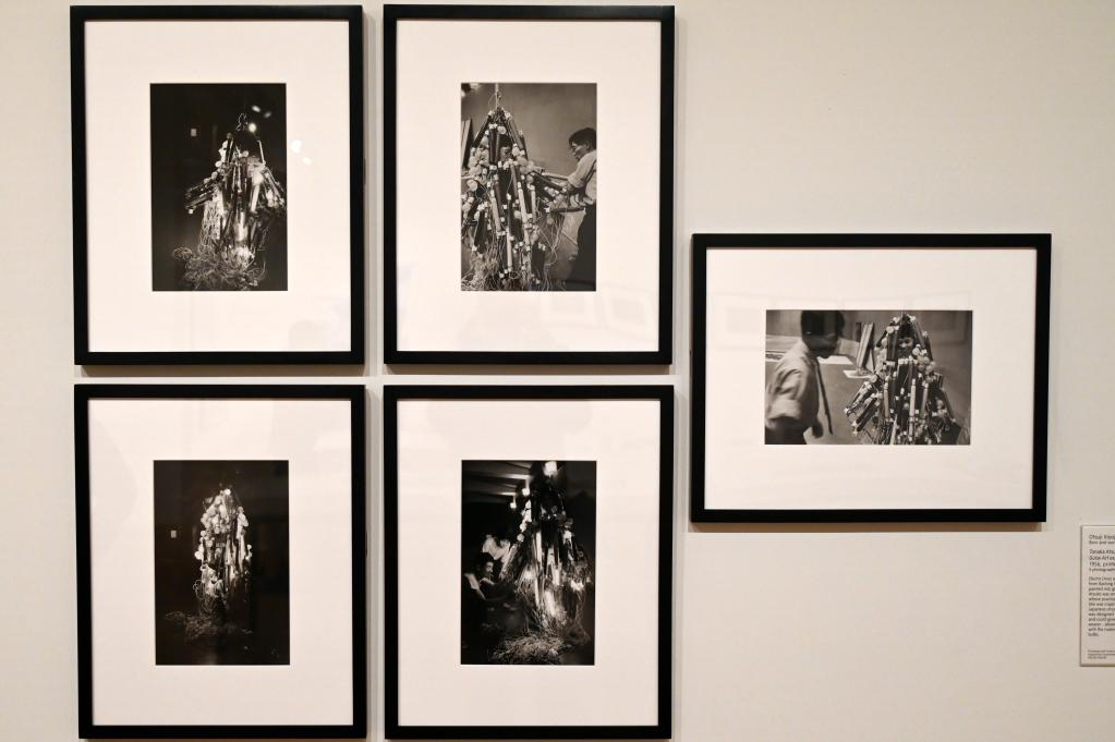 Kiyoji Ōtsuji (1956–1957), Tanaka Atsuko, Elektrische Bekleidung, 2. Gutai-Ausstellung, London, Tate Gallery of Modern Art (Tate Modern), Performer and Participant 4, 1956, Bild 1/2