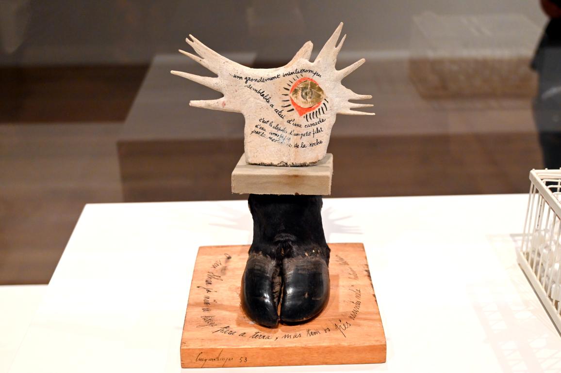 Cruzeiro Seixas (1953), Nicht länger auf die Erde schauen, sondern mit den Füßen fest auf dem Boden bleiben, London, Tate Modern, Ausstellung "Surrealism Beyond Borders" vom 24.02.-29.08.2022, Saal 2, 1953