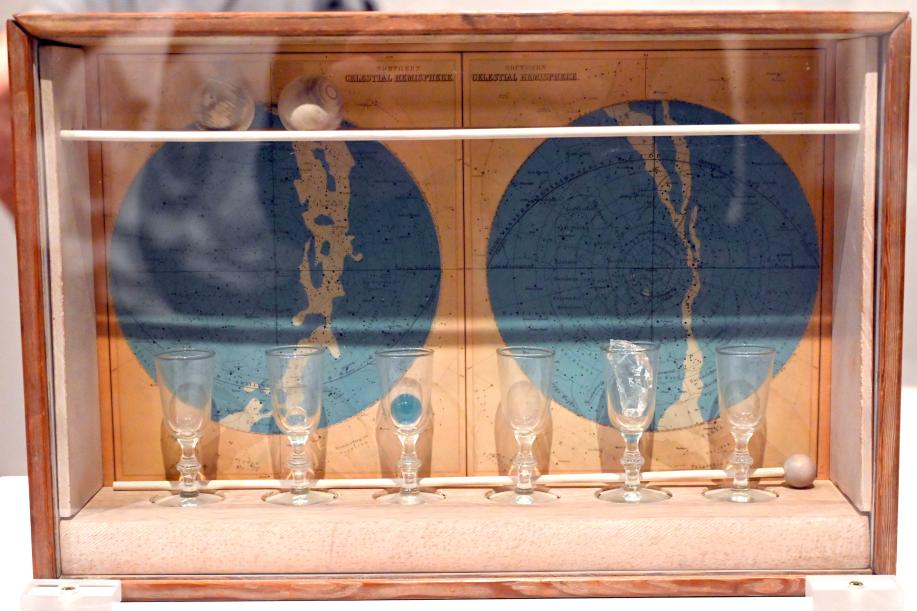 Joseph Cornell (1940–1953), Planetenset, Sternenkopf, Giuditta Pasta (Widmung), London, Tate Modern, Ausstellung "Surrealism Beyond Borders" vom 24.02.-29.08.2022, Saal 2, 1950, Bild 1/2