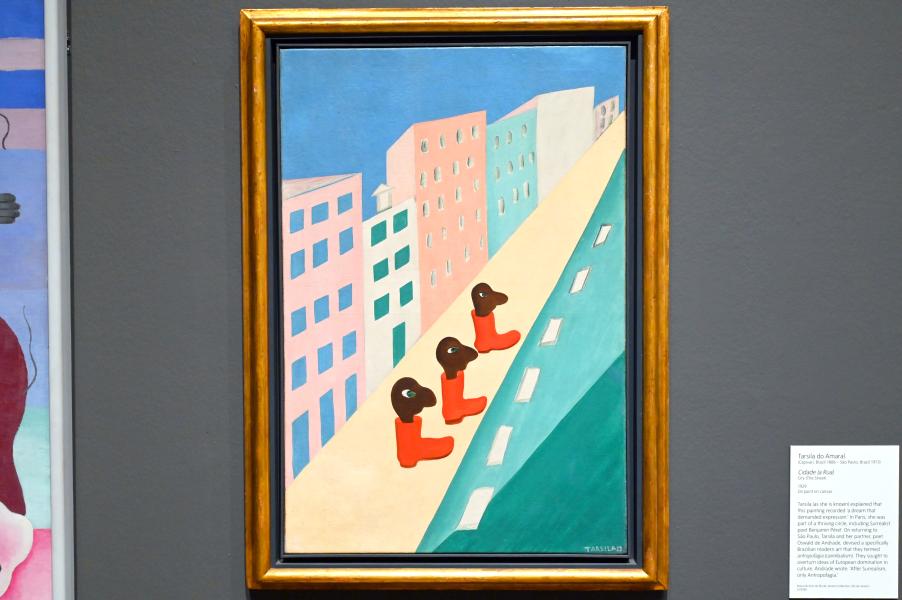 Tarsila do Amaral (1928–1929), Stadt (Die Straße), London, Tate Modern, Ausstellung "Surrealism Beyond Borders" vom 24.02.-29.08.2022, Saal 3, 1929, Bild 1/2