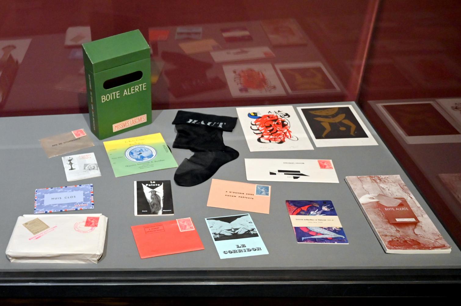Mimi Parent (1959), Auswahl von Boîte alerte (Box in Alarmbereitschaft), London, Tate Modern, Ausstellung "Surrealism Beyond Borders" vom 24.02.-29.08.2022, Saal 6, 1959, Bild 1/2