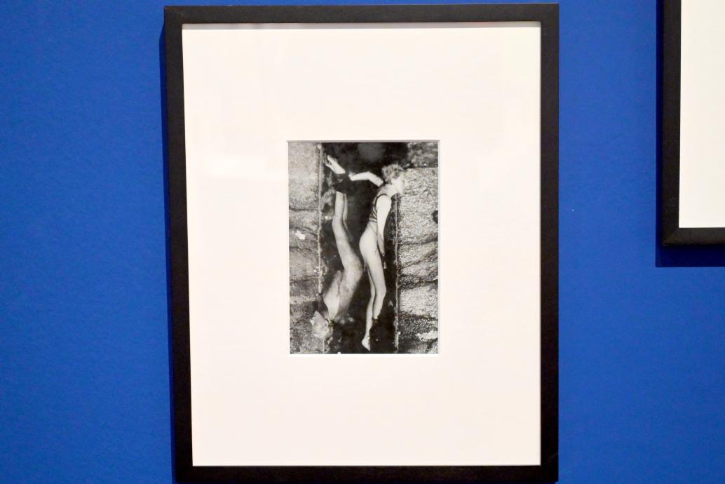 Claude Cahun (Lucy Renée Schwob) (1925–1928), Selbstporträt (Doppelbelichtung im Felsenbad), London, Tate Modern, Ausstellung "Surrealism Beyond Borders" vom 24.02.-29.08.2022, Saal 9, 1928, Bild 1/2