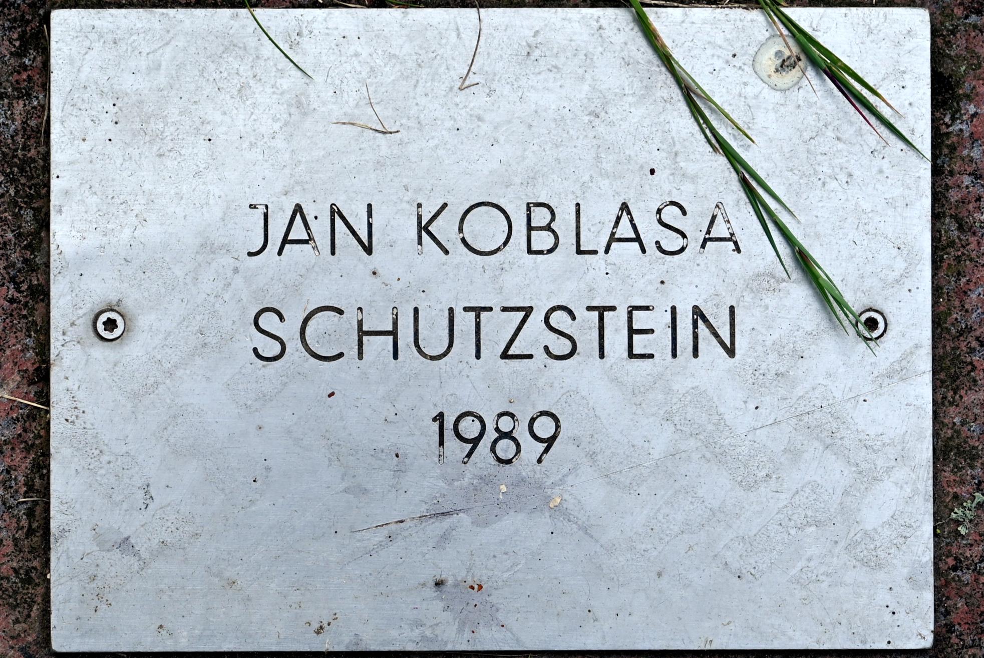 Jan Koblasa (1962–1991), Schutzstein, Schleswig, Landesmuseum für Kunst und Kulturgeschichte, Außenbereich, 1989, Bild 2/2