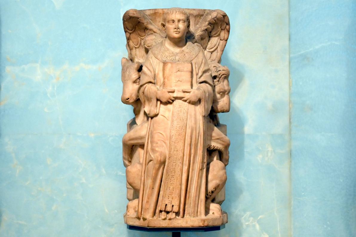 Niccolò Pisano (Werkstatt) (1265–1272), Assistenzfigur mit den Symbolen der vier Evangelisten, London, Victoria and Albert Museum, -1. Etage, Mittelalter und Renaissance, um 1270