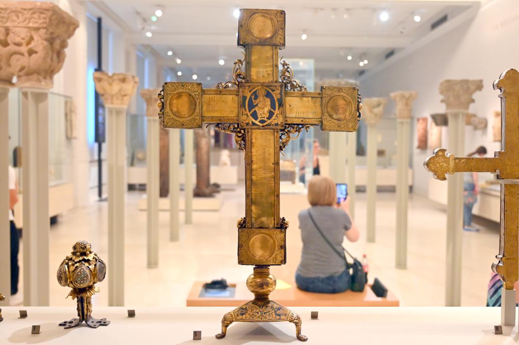 Kruzifix, London, Victoria and Albert Museum, -1. Etage, Mittelalter und Renaissance, um 1160–1200, Bild 2/3