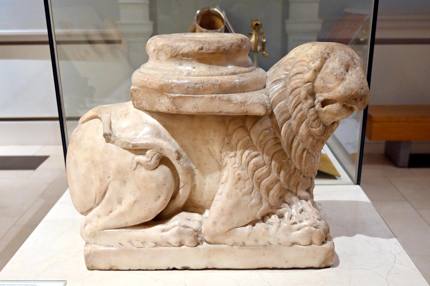 Säulenbasis in Form eines Löwen, London, Victoria and Albert Museum, -1. Etage, Mittelalter und Renaissance, um 1200