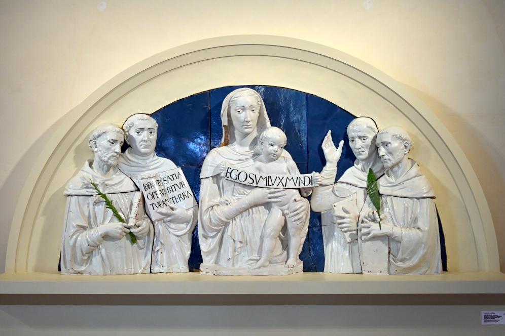 Luca della Robbia (1426–1455), Maria mit Kind und Heiligen, Urbino, Chiesa di San Domenico, jetzt Urbino, Galleria Nazionale delle Marche, Saal 1, 1450–1451, Bild 1/3
