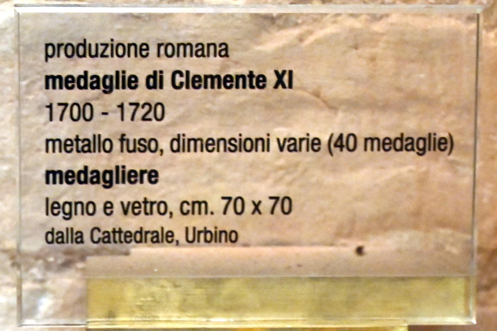 Medaille mit Papst Clemens XI., Urbino, Kathedralbasilika Mariä Himmelfahrt, jetzt Urbino, Diözesanmuseum Albani, Saal 7, 1700–1720, Bild 2/2