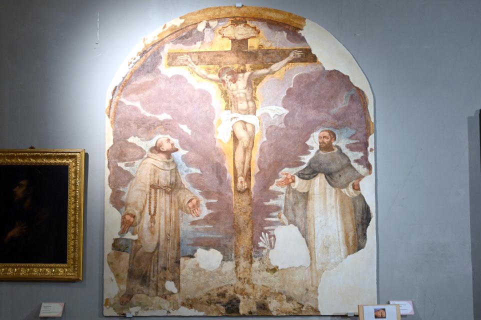 Gekreuzigter Christus mit den heiligen Franziskus und Dominikus, Jesi, Städtische Kunstgalerie, Saal 7, Beginn 17. Jhd.