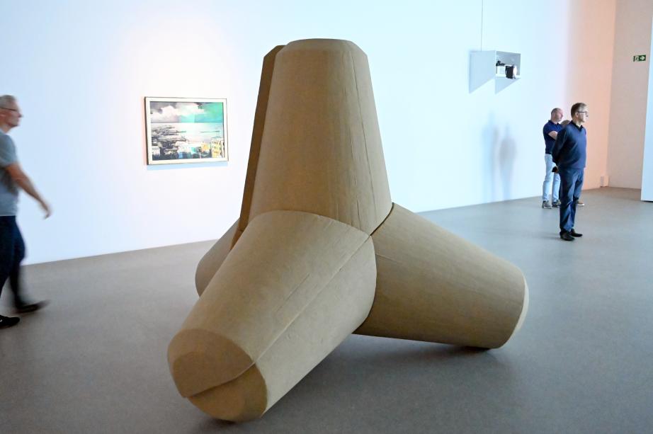 Stefanie Zoche (2015), Tetrapode, München, Pinakothek der Moderne, Saal 28 2022, 2015, Bild 2/3