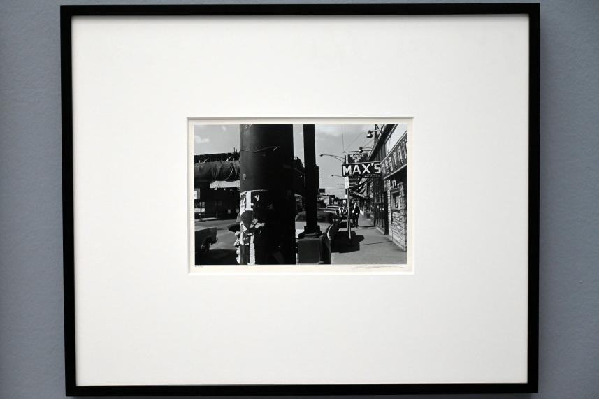 Lee Friedlander (1966–1972), Street scene - man, pole, etc. - Chicago, München, Pinakothek der Moderne, Saal 5 2022, 1972, Bild 1/3