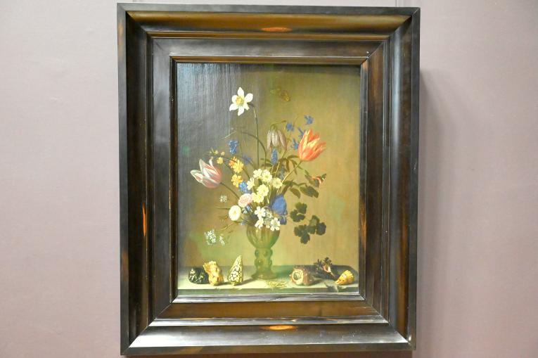 Balthasar van der Ast (1628–1649), Blumen in einer Glasschale, Muscheln, Schmetterlinge und Heuschrecke, Paris, Musée du Louvre, Saal 840, um 1640–1650, Bild 1/2