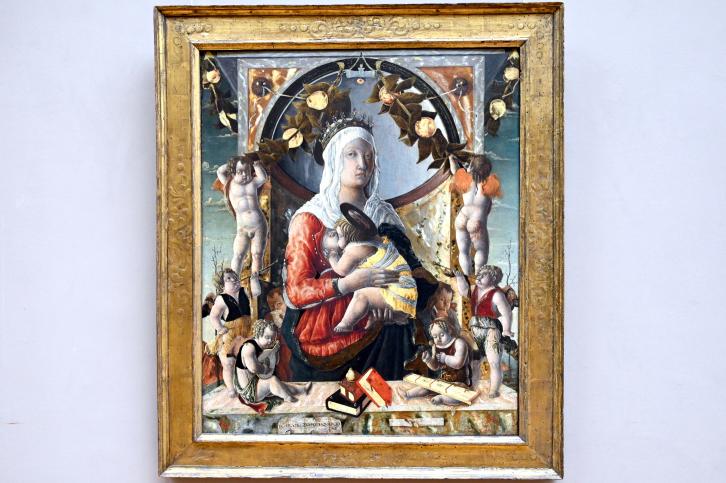 Marco Zoppo (1452–1471), Die Jungfrau Maria und das Jesuskind, umgeben von acht Engeln, Paris, Musée du Louvre, Saal 710b, 1455, Bild 1/2