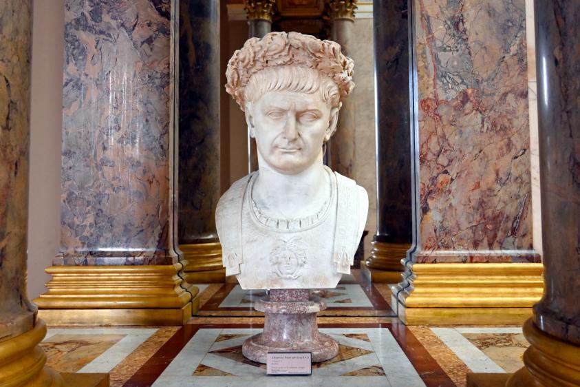 Kaiser Trajan (98-117 n. Chr.), Paris, Musée du Louvre, Saal 716a, 108, Bild 1/2