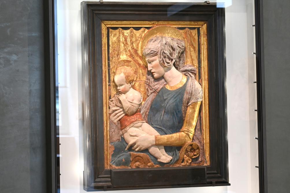Donatello (1412–1466), Maria mit Kind, Barberino Val d’Elsa, Kirche San Lorenzo a Vigliano, jetzt Paris, Musée du Louvre, Saal 160, um 1445, Bild 1/4