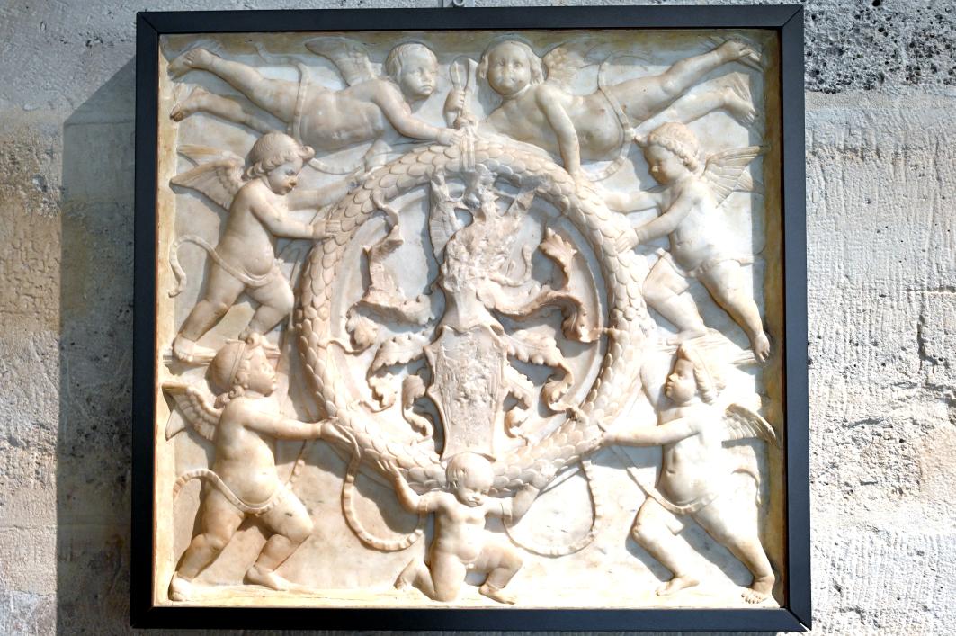 Giovanni Gaggini (Gagini) (1485), Grabtafel mit dem Wappen der Doria in einer von sieben Spiritelli getragenen Girlande aus dem Grab von Lazzaro Doria, Paris, Musée du Louvre, Saal 160, um 1485, Bild 1/3