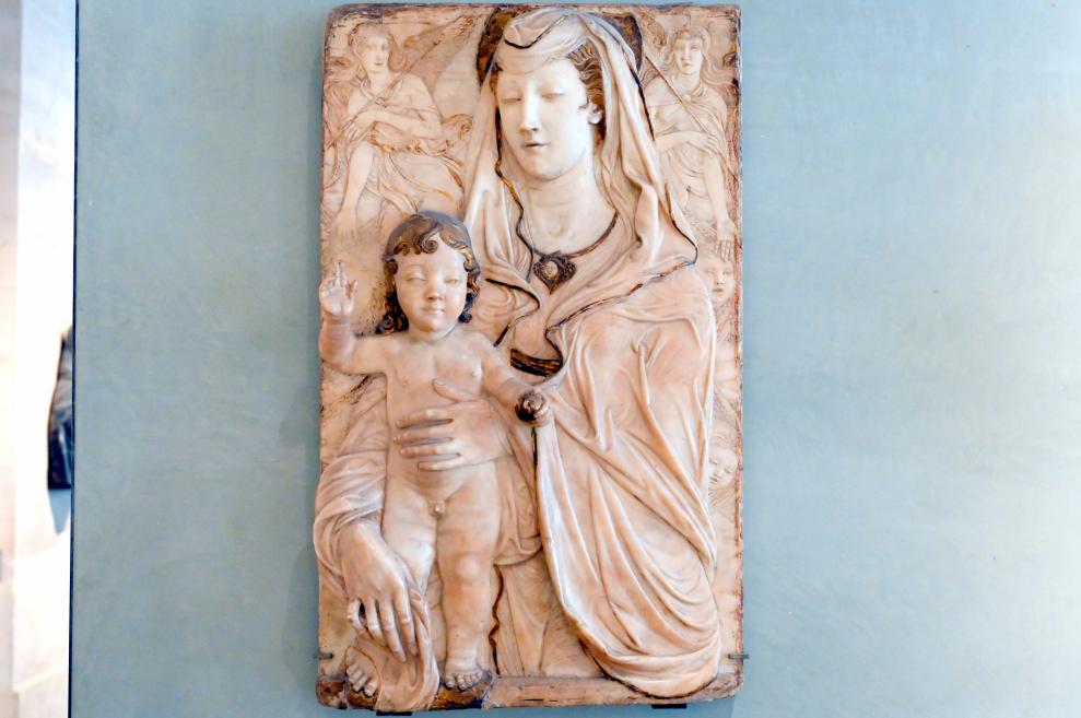 Agostino di Duccio (1446–1470), Maria mit Kind zwischen zwei Engeln, Rignano sull’Arno, Schloss Savelli, jetzt Paris, Musée du Louvre, Saal 160, um 1470, Bild 1/2