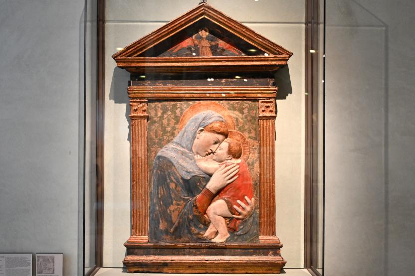 Donatello (Nachahmer) (1427–1850), Maria mit Kind (Pazzi-Madonna), Paris, Musée du Louvre, Saal 160, um 1450, Bild 1/3