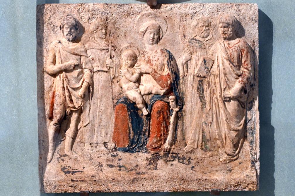 Luca della Robbia (Nachahmer) (1425–1440), Maria mit Kind zwischen den Heiligen Petrus, Paulus, Johannes dem Täufer und dem Heiligen Franziskus, Paris, Musée du Louvre, Saal 160, um 1425, Bild 1/2