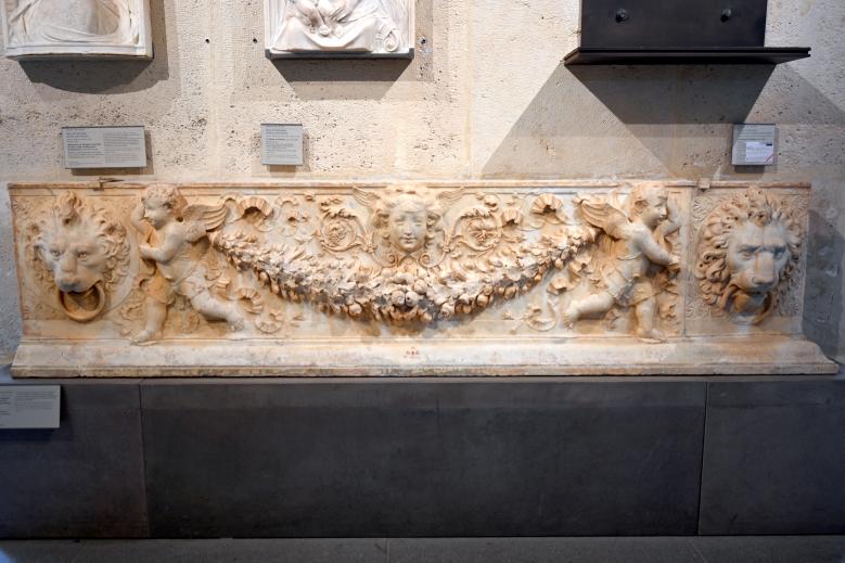 Mino da Fiesole (1454–1480), Zierfries mit einer von zwei Genien getragenen Girlande, einem Medusenkopf und zwei Löwenmasken, Rom, Villa Borghese, jetzt Paris, Musée du Louvre, Saal 160, um 1471–1477, Bild 1/2