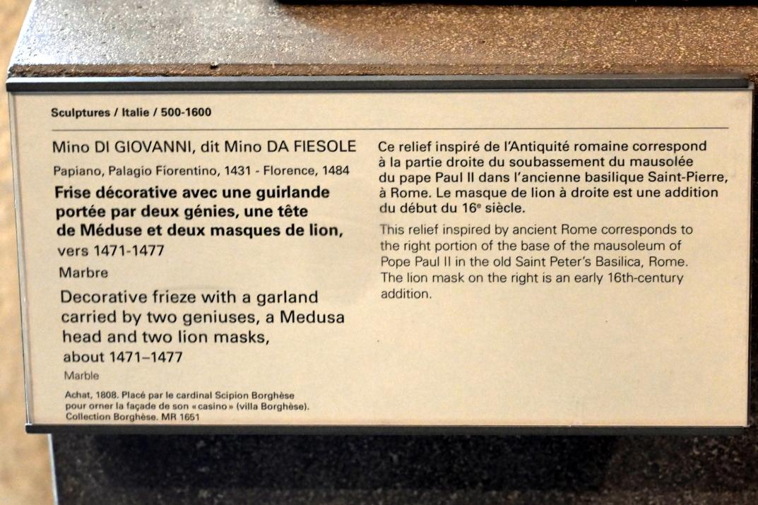 Mino da Fiesole (1454–1480), Zierfries mit einer von zwei Genien getragenen Girlande, einem Medusenkopf und zwei Löwenmasken, Rom, Villa Borghese, jetzt Paris, Musée du Louvre, Saal 160, um 1471–1477, Bild 2/2