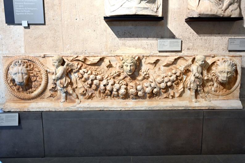 Giovanni Dalmata (Ivan Duknović de Tragurio) (1474), Zierfries mit einer von zwei Geistern getragenen Girlande, einem Medusa-Kopf und zwei Löwenmasken, Rom, Villa Borghese, jetzt Paris, Musée du Louvre, Saal 160, um 1471–1477, Bild 1/2