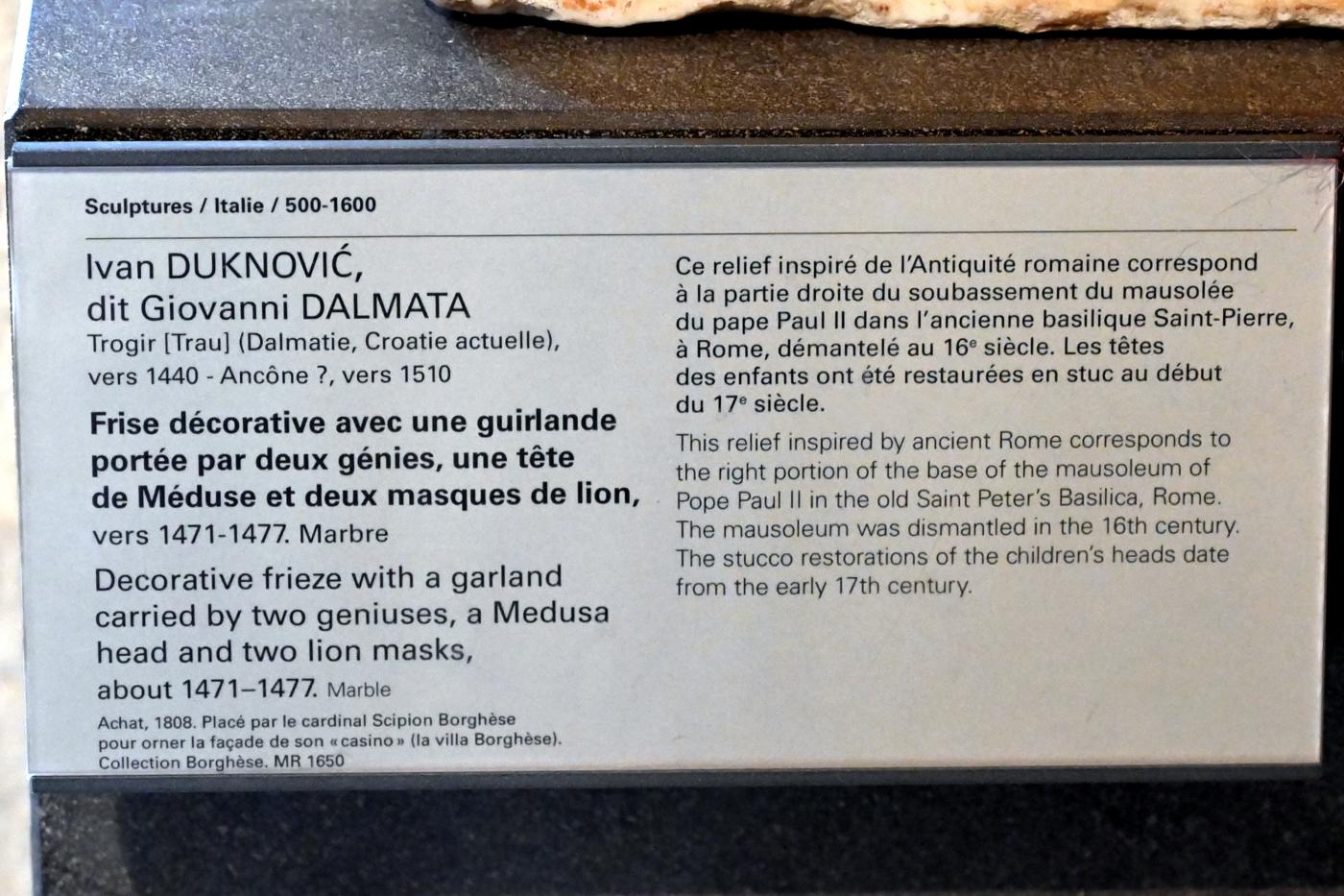 Giovanni Dalmata (Ivan Duknović de Tragurio) (1474), Zierfries mit einer von zwei Geistern getragenen Girlande, einem Medusa-Kopf und zwei Löwenmasken, Rom, Villa Borghese, jetzt Paris, Musée du Louvre, Saal 160, um 1471–1477, Bild 2/2