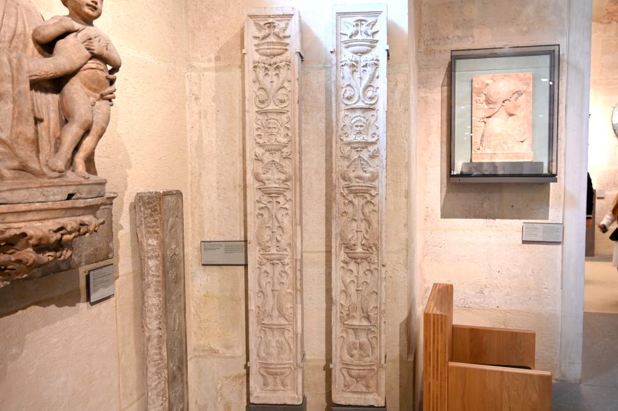Pilaster mit Kandelaberdekoration, Paris, Musée du Louvre, Saal 160, 16. Jhd., Bild 1/2