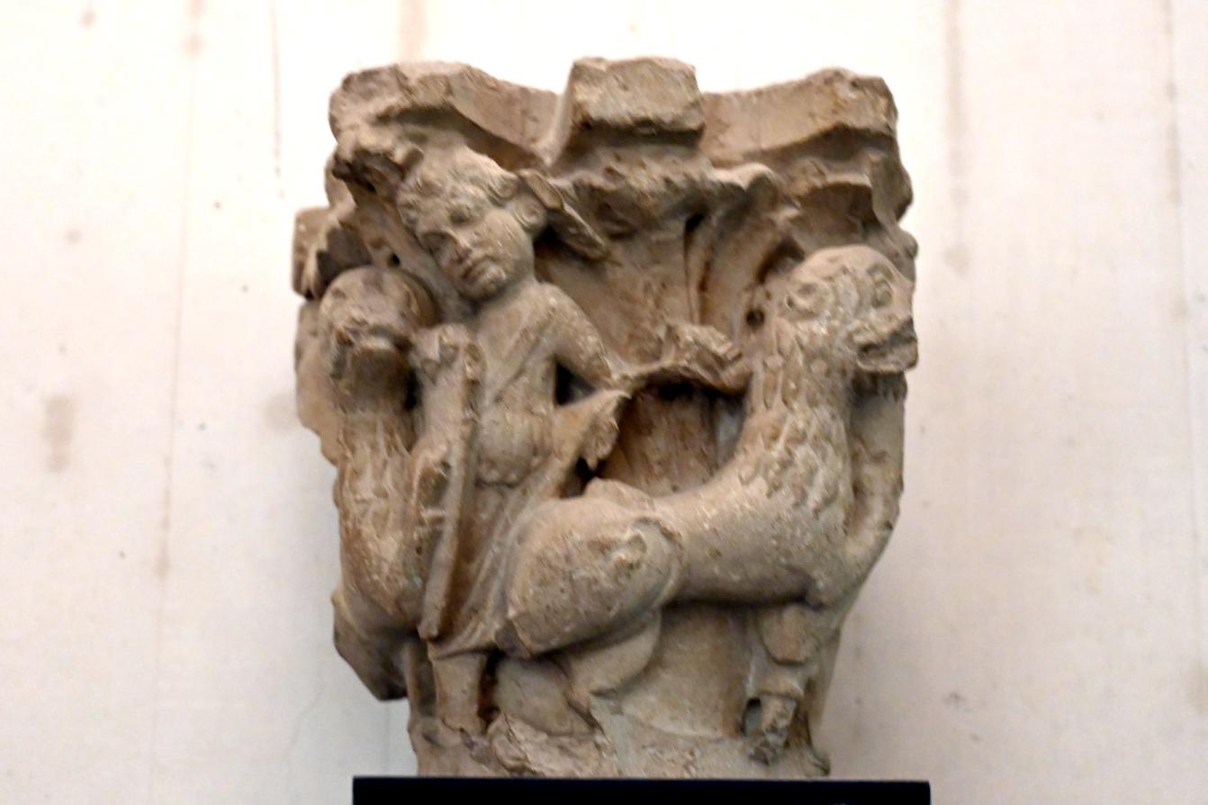 Kapitell verziert mit bewaffneten Männern, die gegen Löwen kämpfen, Girona, Kathedrale Santa Maria von Girona, jetzt Paris, Musée du Louvre, Saal 164, Ende 12. Jhd.