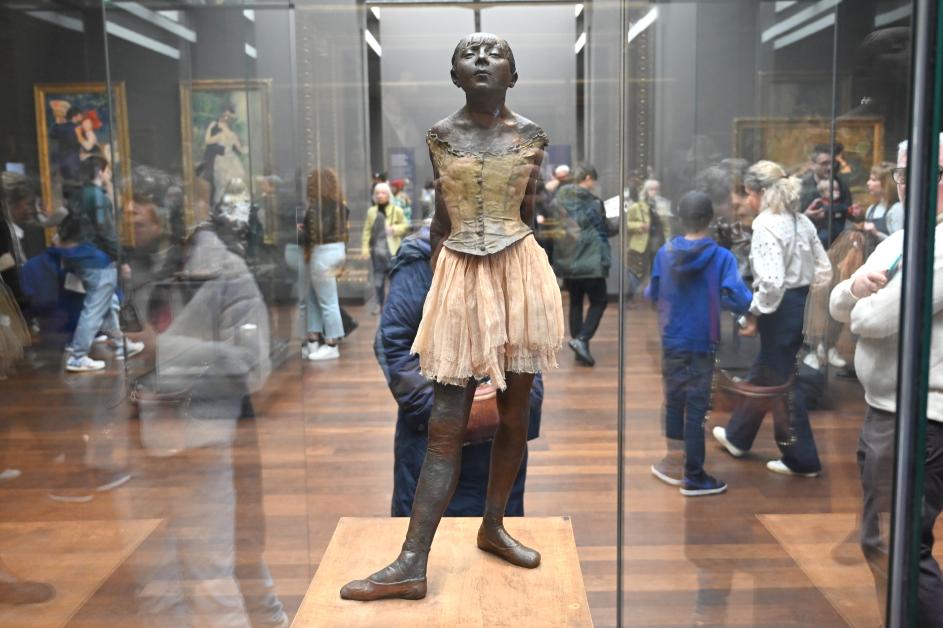 Edgar Degas (1855–1909), Kleine Tänzerin mit vierzehn Jahren (Große bekleidete Tänzerin), Paris, Musée d’Orsay, 1878–1881, Bild 1/6