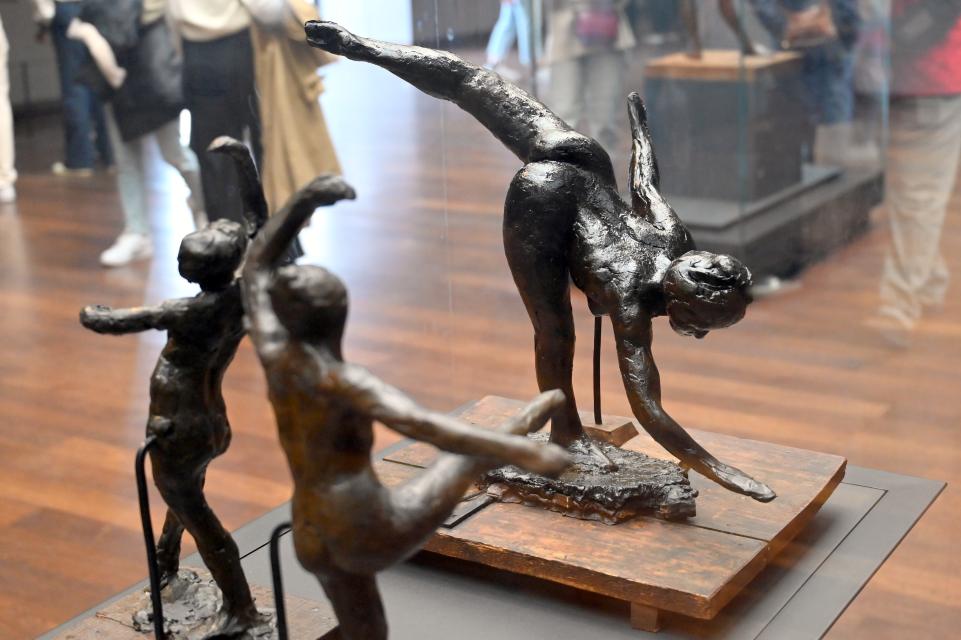 Edgar Degas (1855–1909), Tänzerin, große Arabeske, dritte Bewegung, Paris, Musée d’Orsay, 1877–1896, Bild 2/3