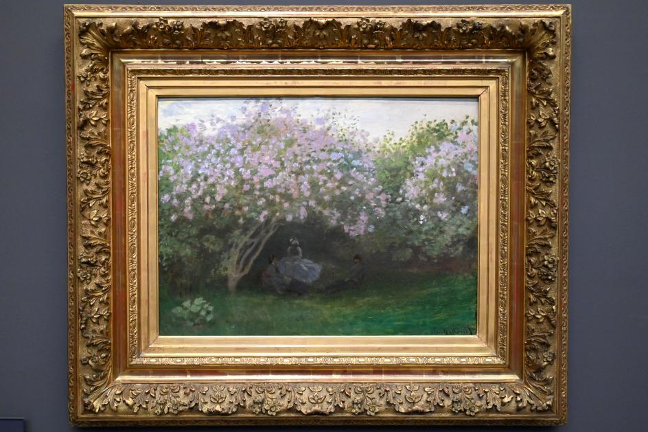 Claude Monet (1864–1925), Flieder bei grauem Wetter (Die Ruhe unter den Fliedersträuchern), Paris, Musée d’Orsay, 1872–1873, Bild 1/2